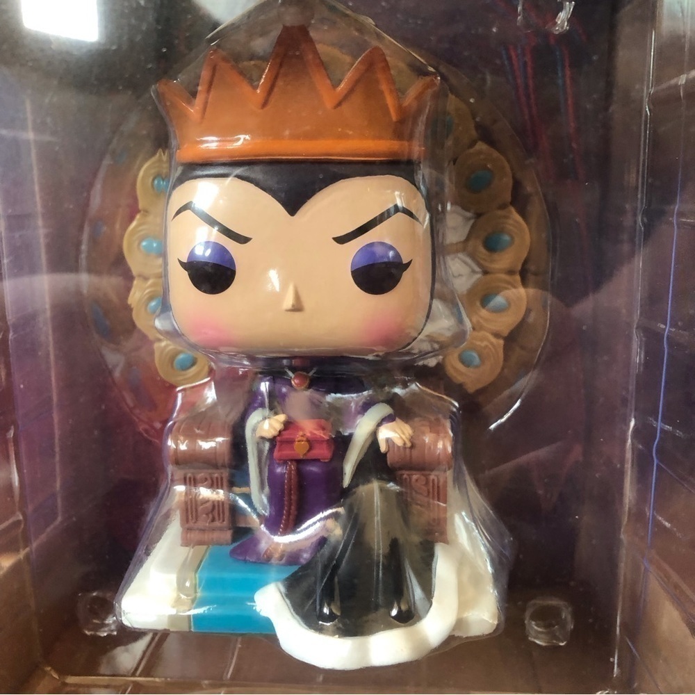 Funko Pop Disney: Snow White: Evil Queen on Throne #1088 - Picture 5 of 5